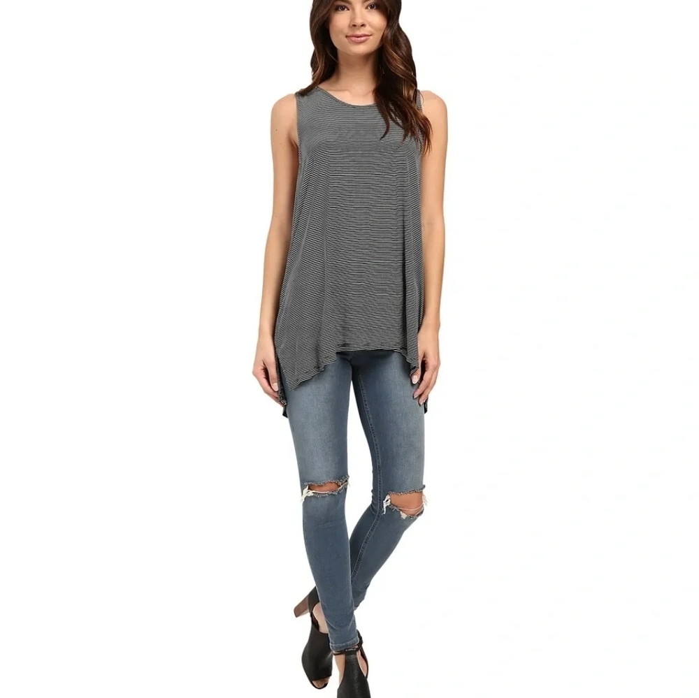 CULTURE PHIT - IRINA SLEEVELESS PINSTRIPE TEE